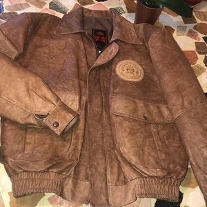 ✅ Brown leather jacket